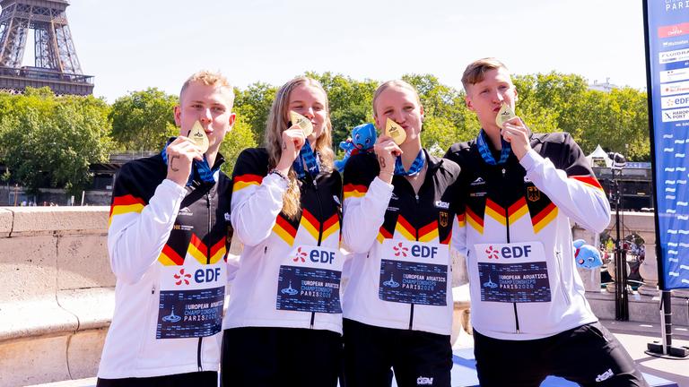 Oliver Klemet, Julia Ackermann, Isabel Gose und Florian Wellbrock für Deutschland bei der Mixed-Staffel der European Aquatics Championships in Paris. 