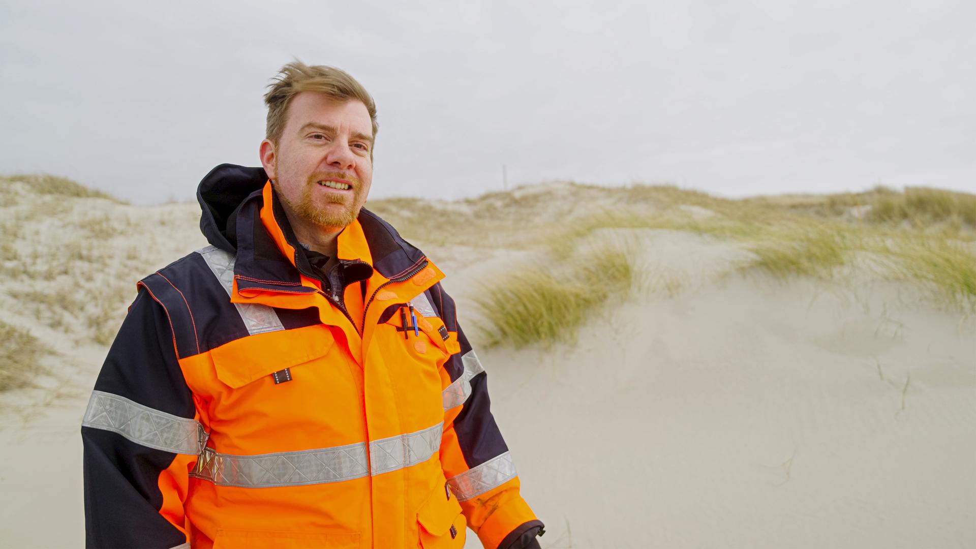Oliver Lojek, Experte für naturbasierte Küstenschutzsysteme in St. Peter Ording (Nordsee)