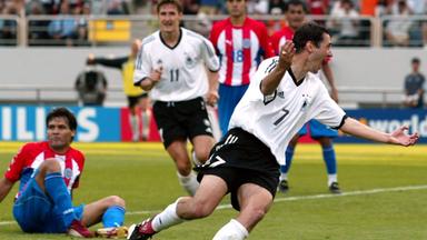 Der ehemalige deutsche Nationalspieler Oliver Neuville jubelt nach seinem Treffer gegen Paraguay bei der WM 2002
