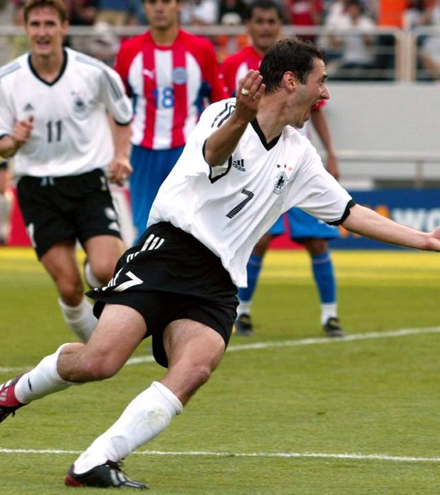 Der ehemalige deutsche Nationalspieler Oliver Neuville jubelt nach seinem Treffer gegen Paraguay bei der WM 2002