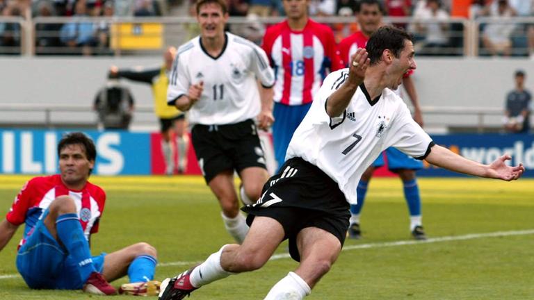 Der ehemalige deutsche Nationalspieler Oliver Neuville jubelt nach seinem Treffer gegen Paraguay bei der WM 2002