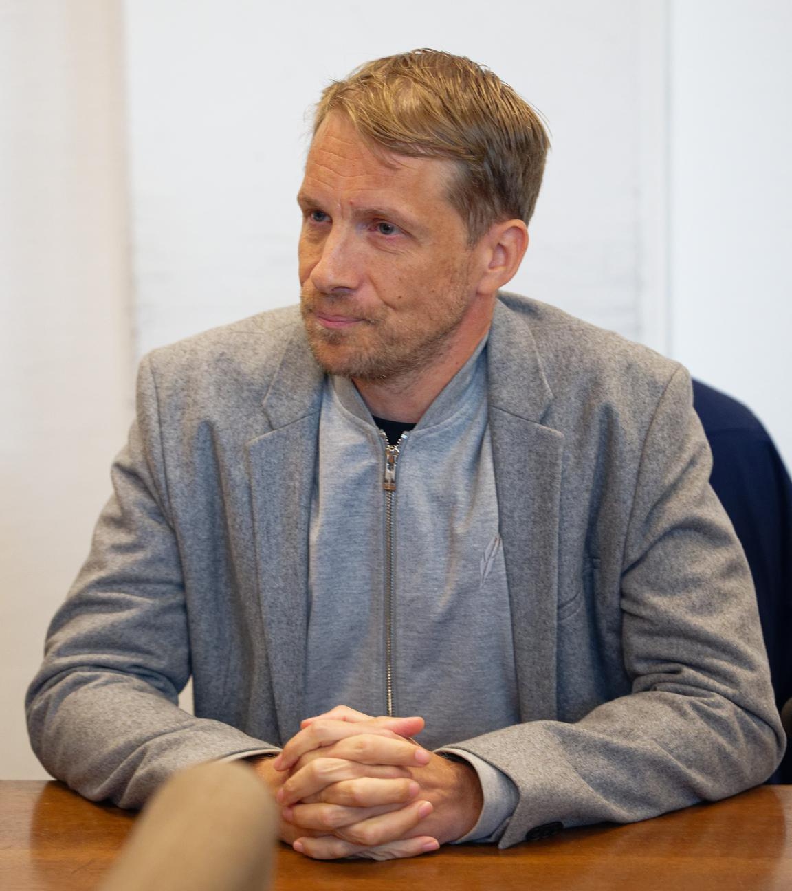 Komiker Oliver Pocher in einem Saal des Amtsgerichts Köln zum Prozess wegen übler Nachrede 