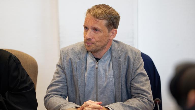 Komiker Oliver Pocher in einem Saal des Amtsgerichts Köln zum Prozess wegen übler Nachrede 