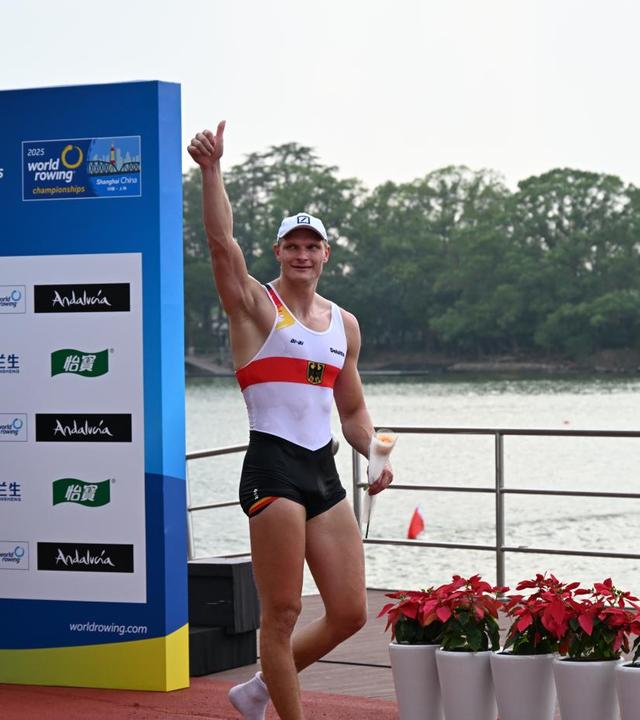 Oliver Zeidler freut sich über seine WM-Silbermedaille