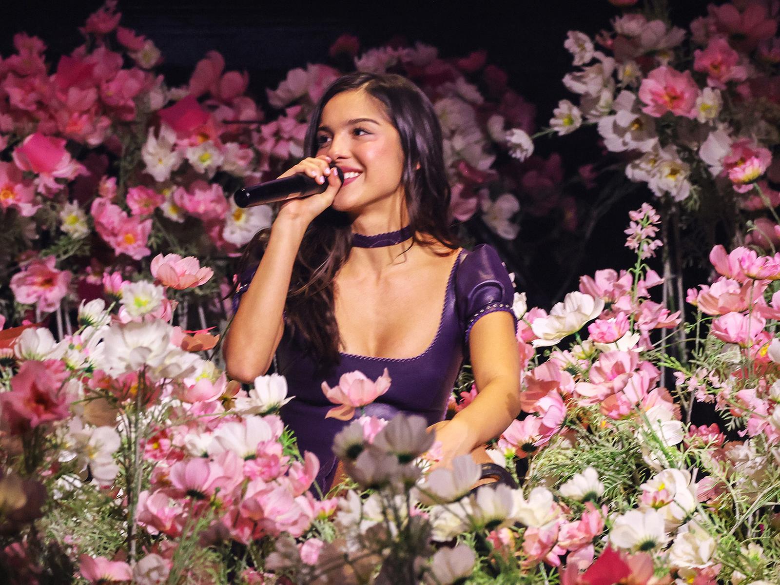 Olivia Rodrigo wird auf der Bühne familiär