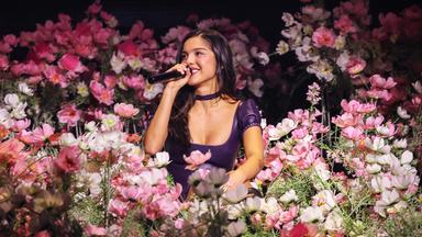Olivia Rodrigo singt bei dem Eröffnungskonzert ihrer neuen Tournee in einem Blumenmeer.