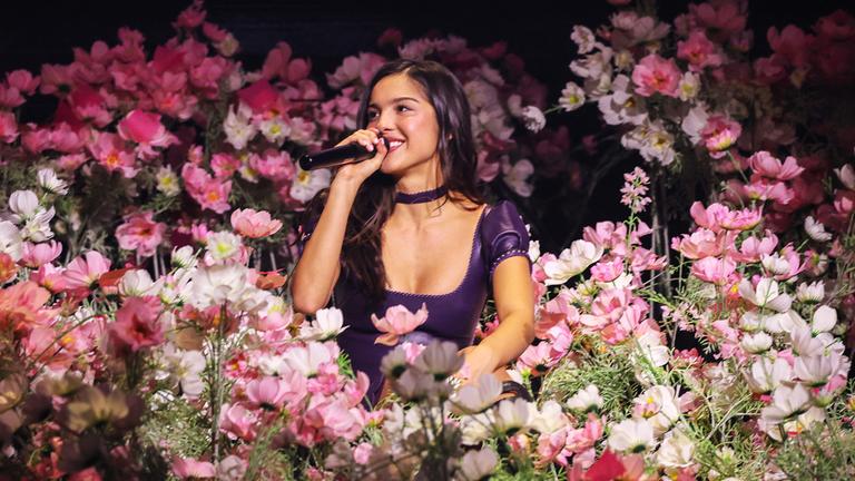 Olivia Rodrigo singt bei dem Eröffnungskonzert ihrer neuen Tournee in einem Blumenmeer.