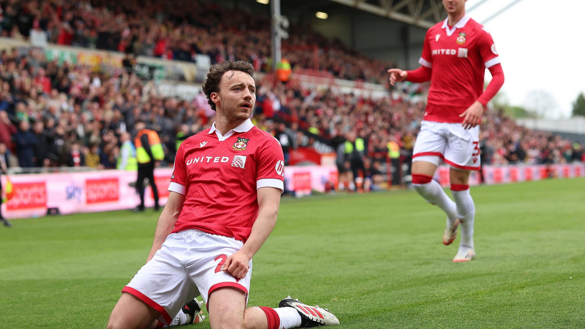 Ollie Rathbone von Wrexham feiert den ersten Treffer zum 1:0.