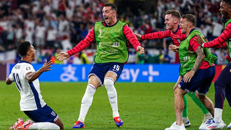 Ollie Watkins jubelt mit seiner Mannschaft sein Tor zum 2:1 gegen die Niederlande.