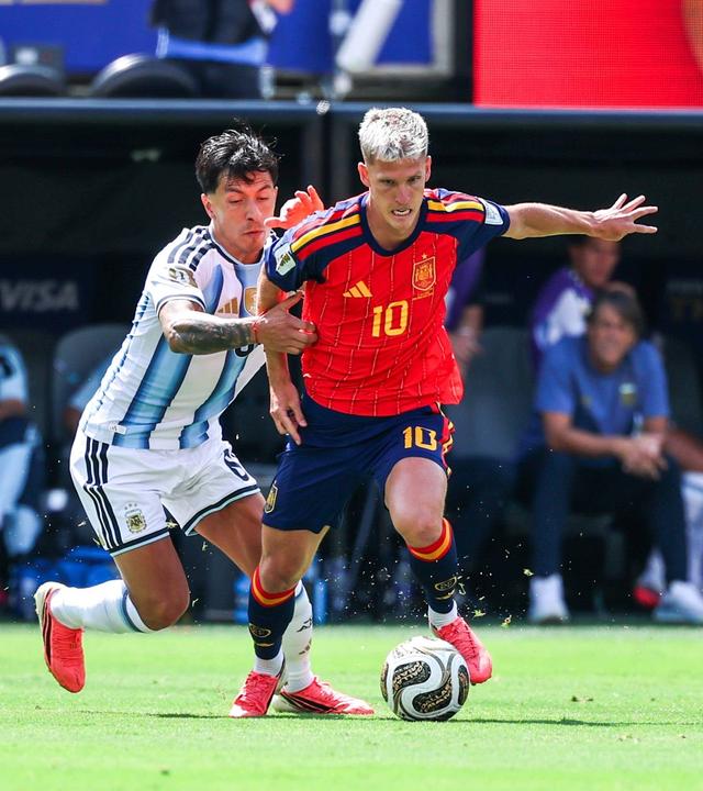 Der argentinische Nationalspieler Lisandro Martinez bedrängt seinen spanischen Kontrahenten Dani Olmo im Zweikampf von hinten