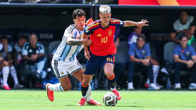 Der argentinische Nationalspieler Lisandro Martinez bedrängt seinen spanischen Kontrahenten Dani Olmo im Zweikampf von hinten