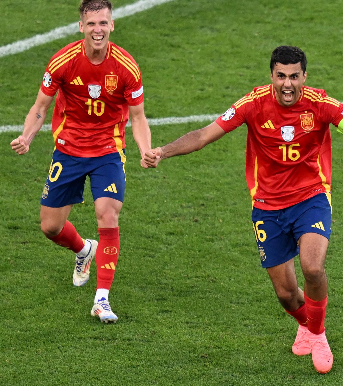 Fußball-EM 2024, Spanien - Deutschland, Viertelfinale am 5.7.: Dani Olmo (links) und Rodri jubeln über den Sieg.