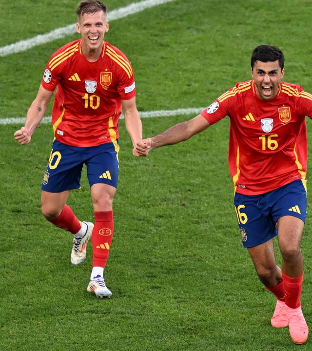 Fußball-EM 2024, Spanien - Deutschland, Viertelfinale am 5.7.: Dani Olmo (links) und Rodri jubeln über den Sieg.