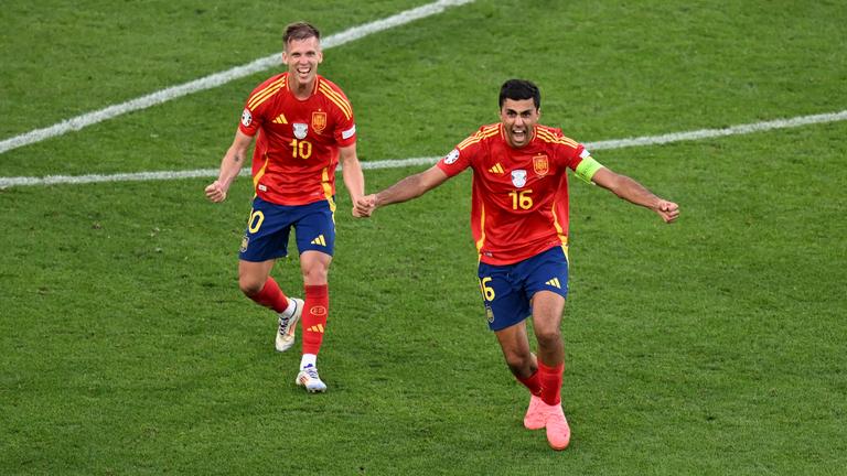 Fußball-EM 2024, Spanien - Deutschland, Viertelfinale am 5.7.: Dani Olmo (links) und Rodri jubeln über den Sieg.