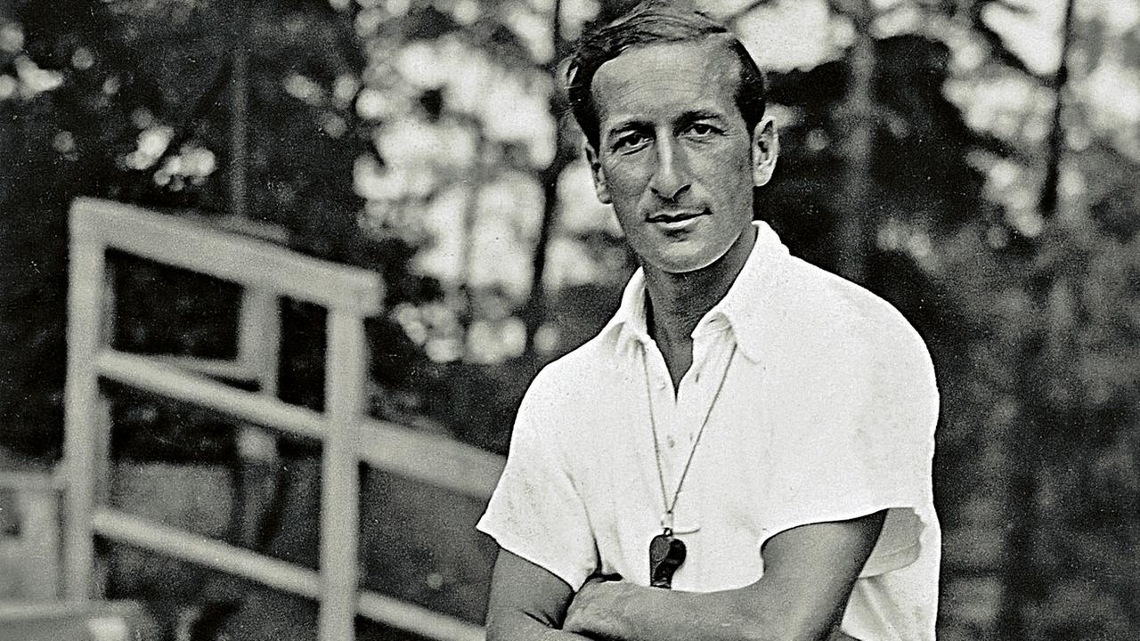 Trainer Kaundinya sitzend.