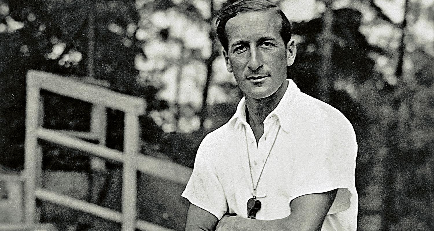 Trainer Kaundinya sitzend.