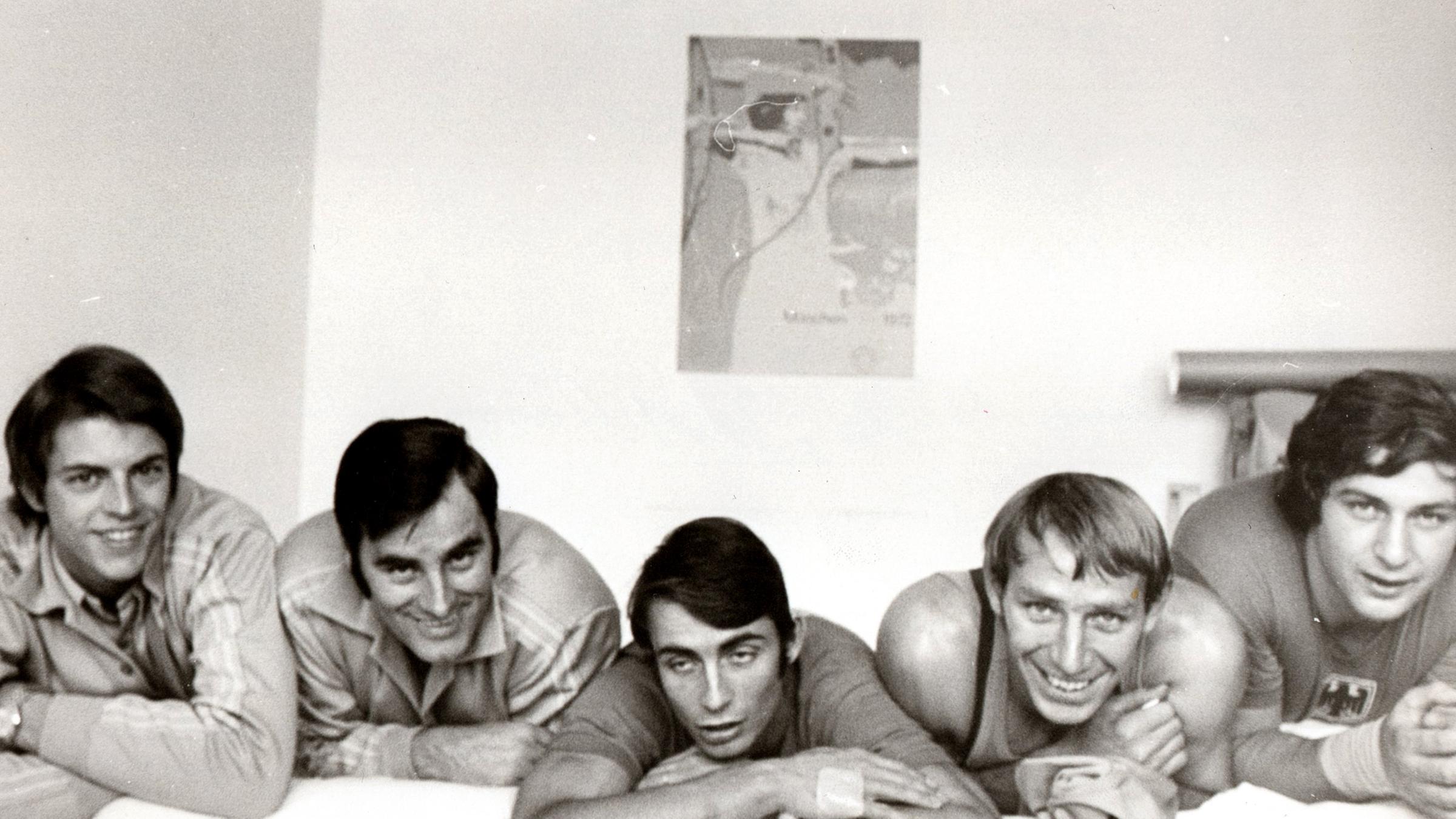 Das Foto zeigt die DHB-Auswahlspieler Heiner Möller, Josef Karrer, Hans-Peter Neuhaus, Klaus Lange und Klaus Westebbe (von links) im Olympischen Dorf.