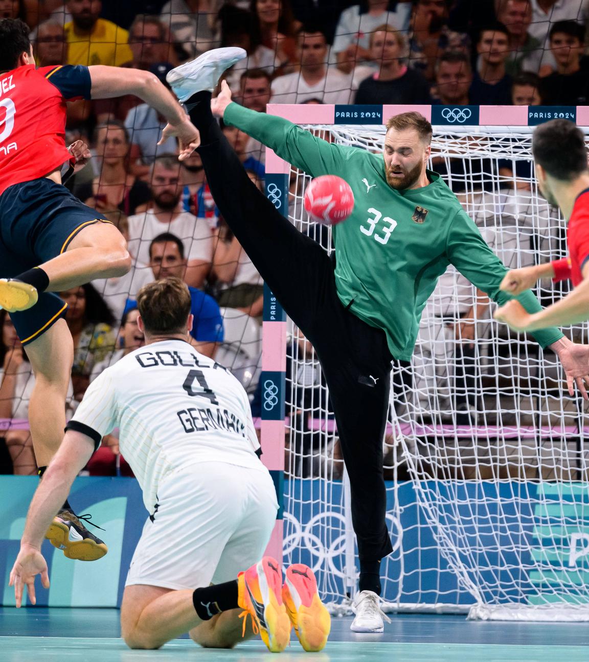 Handball, Olympia, Halbfinale, Deutschland - Spanien: Javier Rodriguez Moreno (Spanien) wirft aufs Tor. Torhüter Andreas Wolff versucht zu parieren.