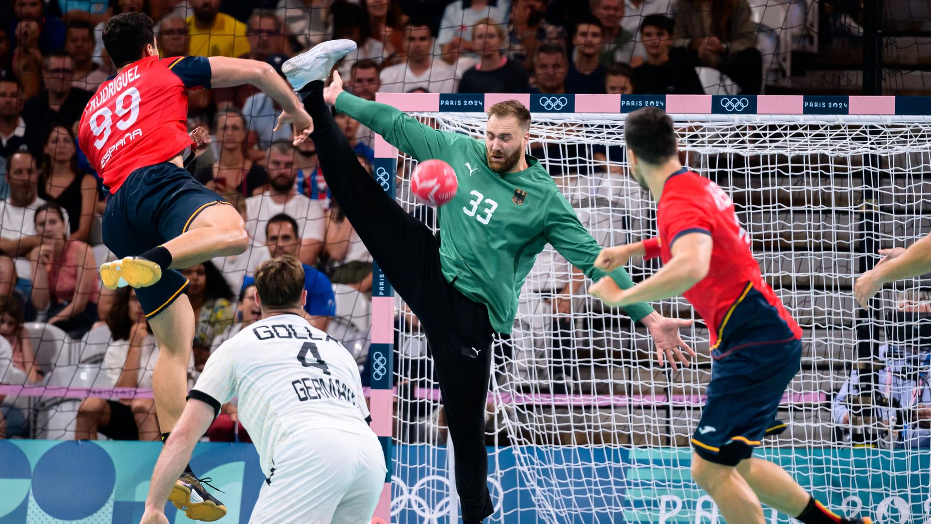 Handball, Olympia, Halbfinale, Deutschland - Spanien: Javier Rodriguez Moreno (Spanien) wirft aufs Tor. Torhüter Andreas Wolff versucht zu parieren.