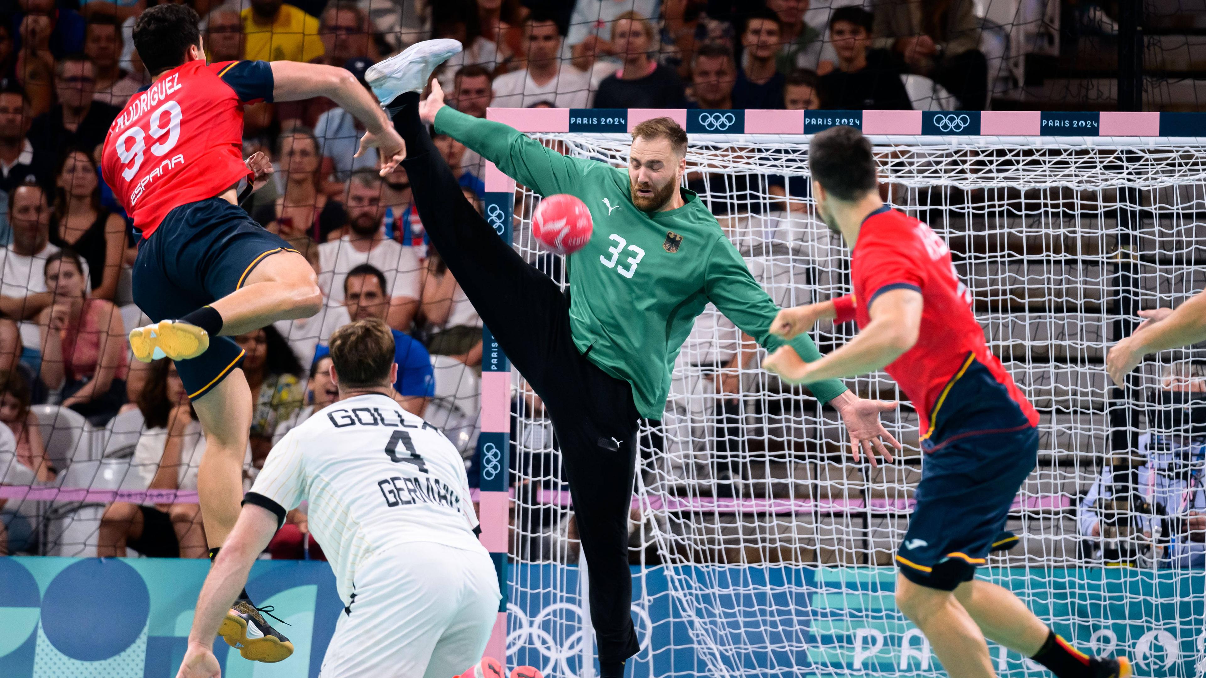Handball, Olympia, Halbfinale, Deutschland - Spanien: Javier Rodriguez Moreno (Spanien) wirft aufs Tor. Torhüter Andreas Wolff versucht zu parieren.