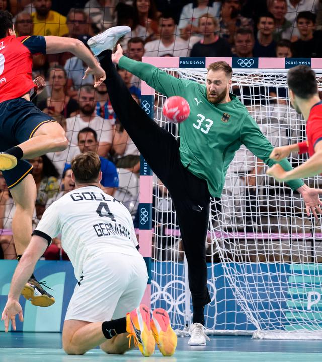 Handball, Olympia, Halbfinale, Deutschland - Spanien: Javier Rodriguez Moreno (Spanien) wirft aufs Tor. Torhüter Andreas Wolff versucht zu parieren.