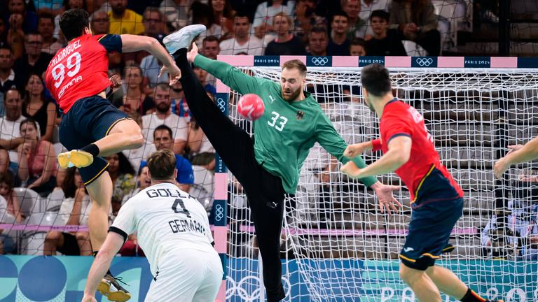 Handball, Olympia, Halbfinale, Deutschland - Spanien: Javier Rodriguez Moreno (Spanien) wirft aufs Tor. Torhüter Andreas Wolff versucht zu parieren.