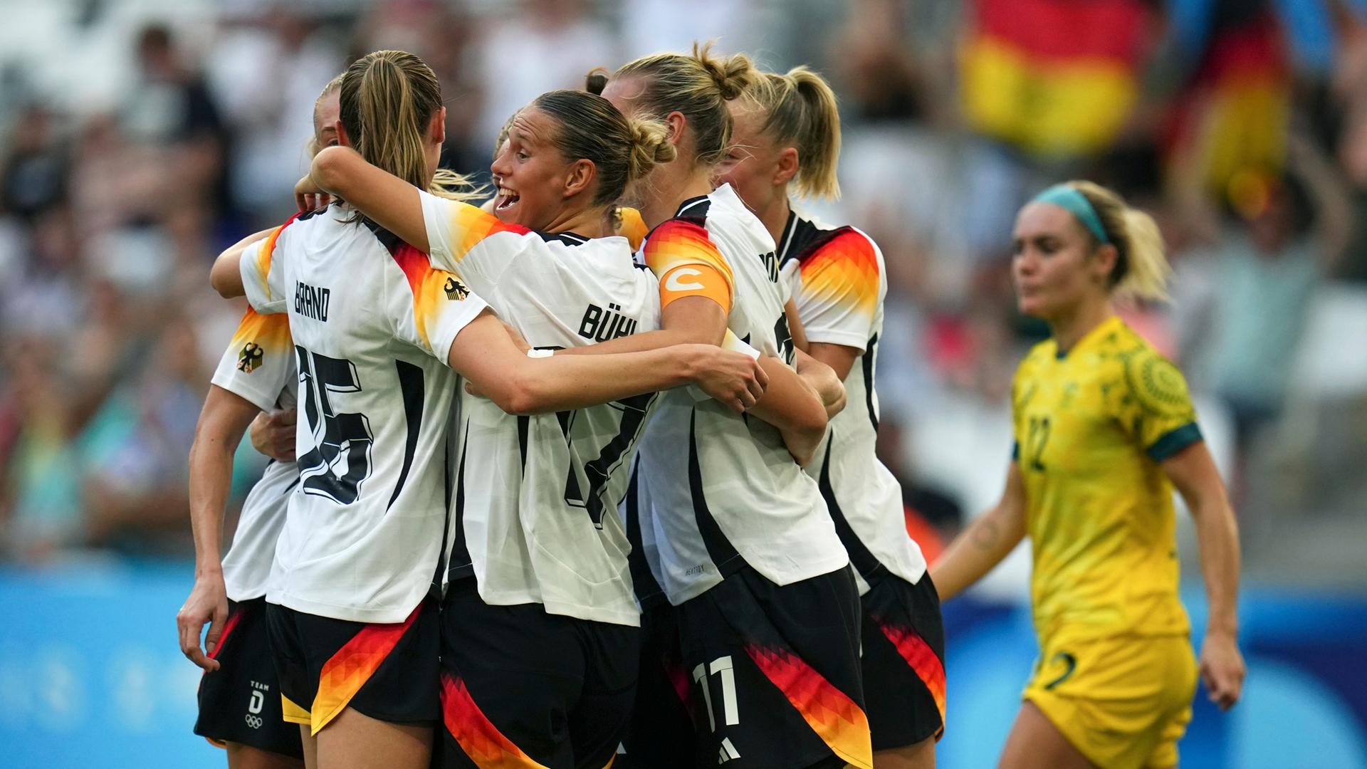 Deutschlands Spielerinnen bejubeln das Tor zum 1:0 gegen Australien.