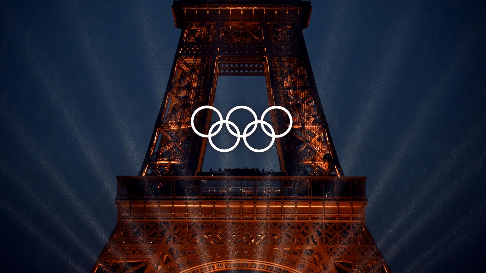 Frankreich, Paris: Ein Blick auf den Eiffelturm und die Olympischen Ringe während der Eröffnungsfeier