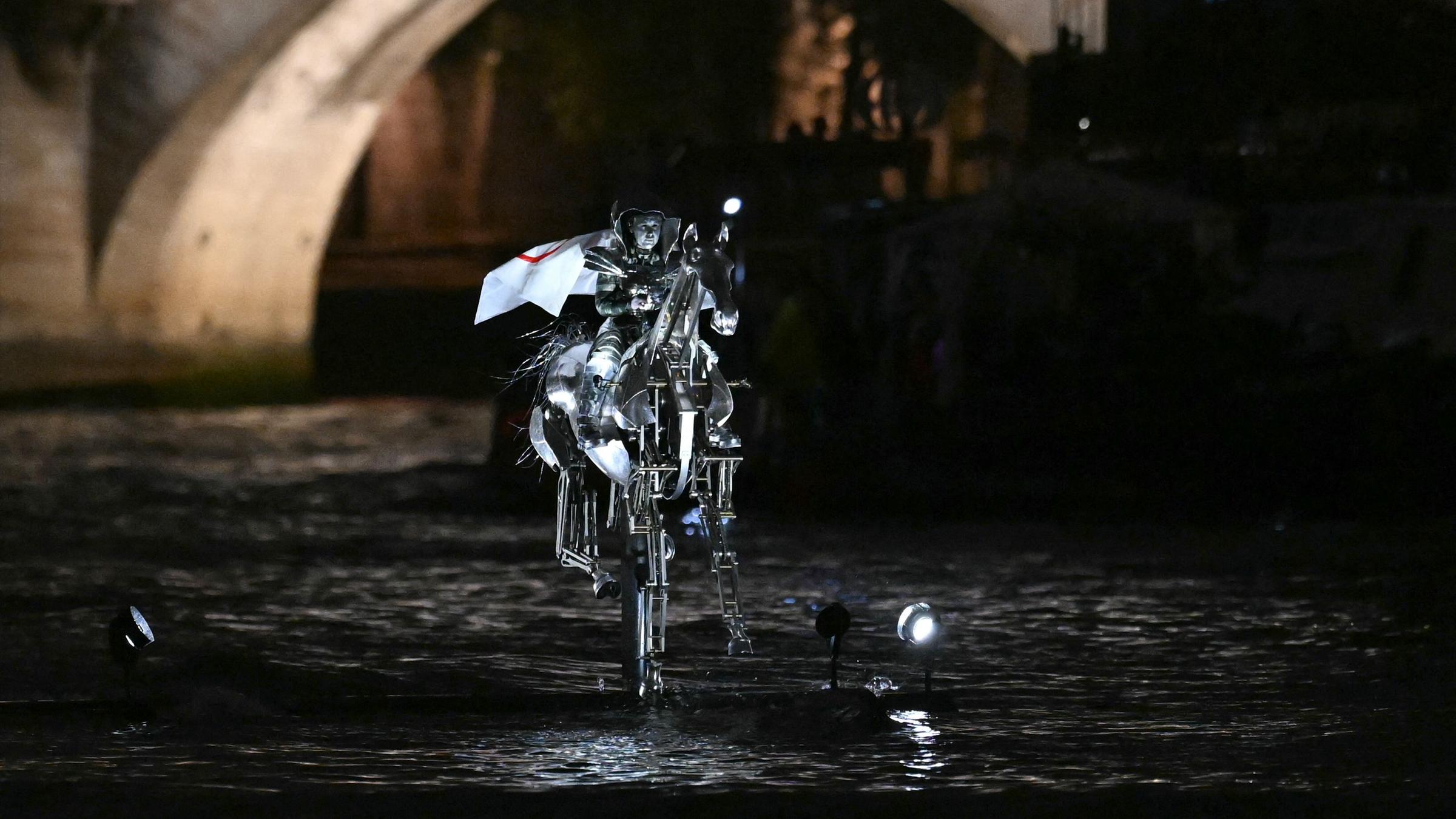 Floriane Issert, eine Gendarmerie-Unteroffizierin der Nationalen Gendarmerie, reitet während der Eröffnungszeremonie der Olympischen Spiele