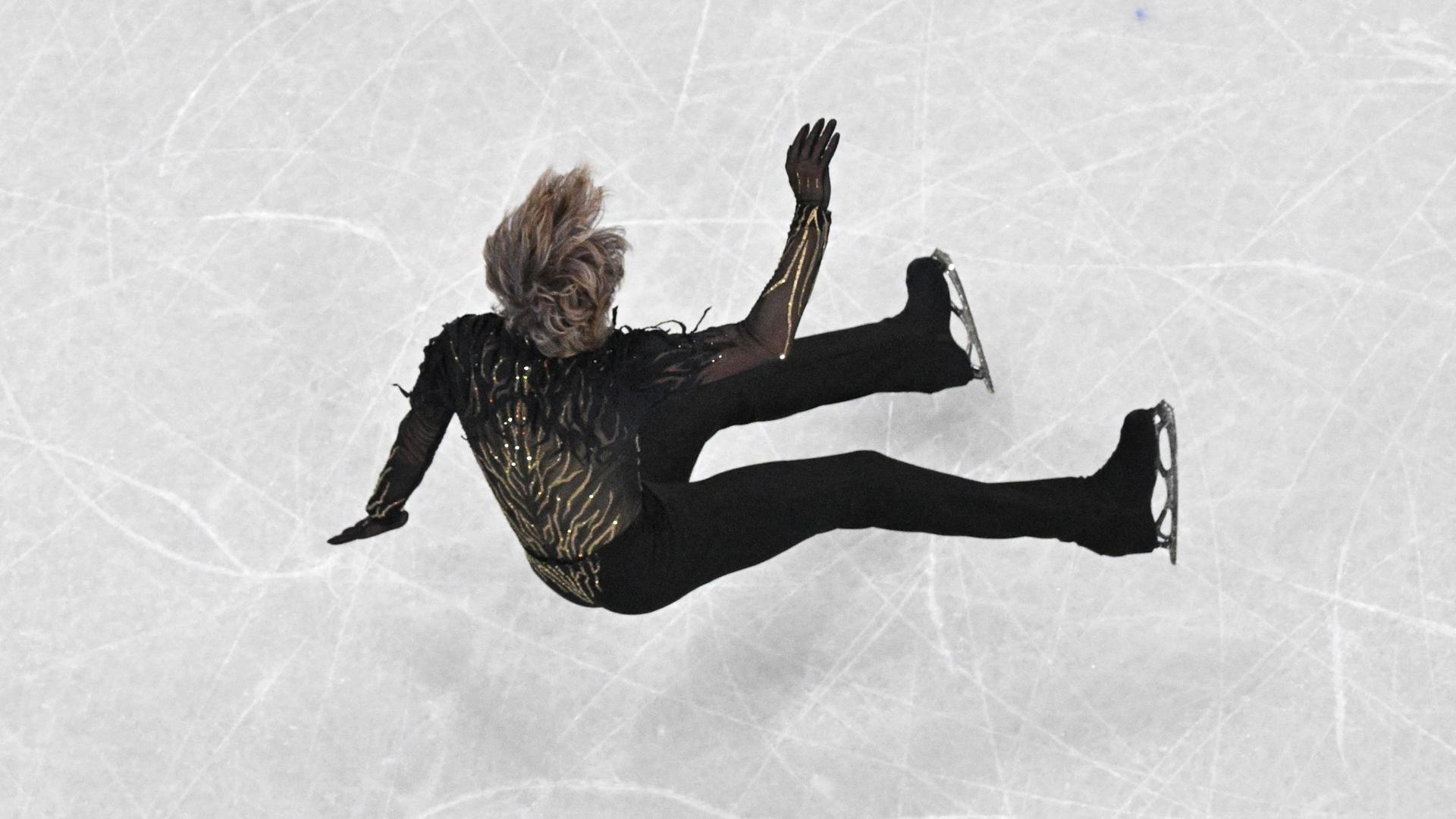 Der Eiskunstläufer Ilia Malinin stürzt in der Kür.