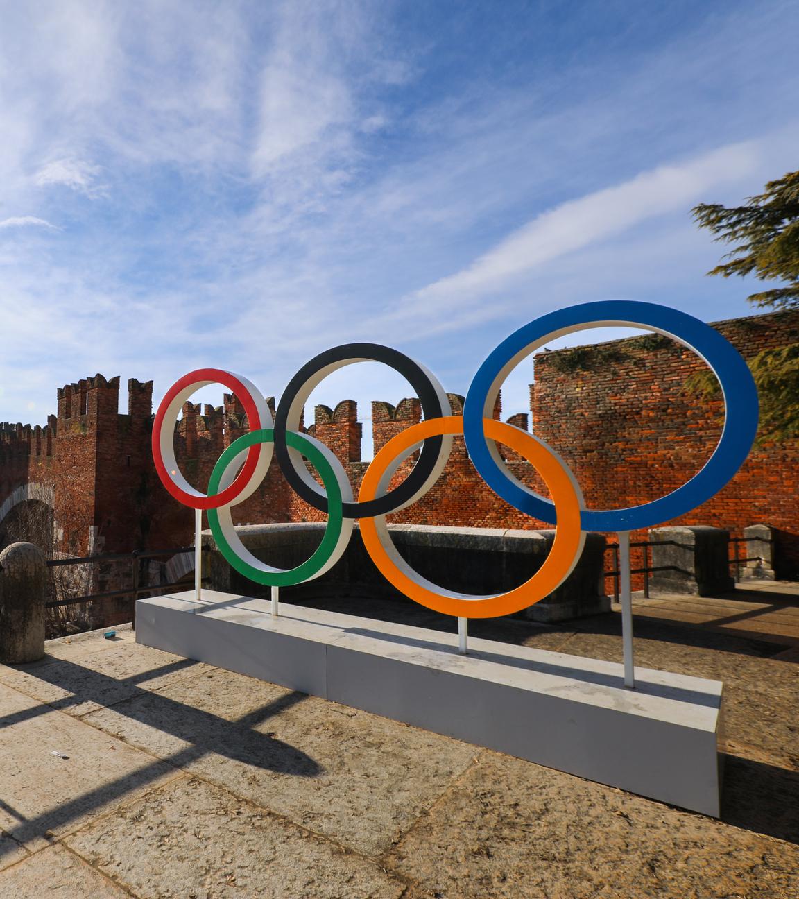 Die Stadt Verona zeigt olympischen Ringe an ihrem historischen Castelvecchio.