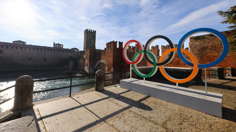 Die Stadt Verona zeigt olympischen Ringe an ihrem historischen Castelvecchio.