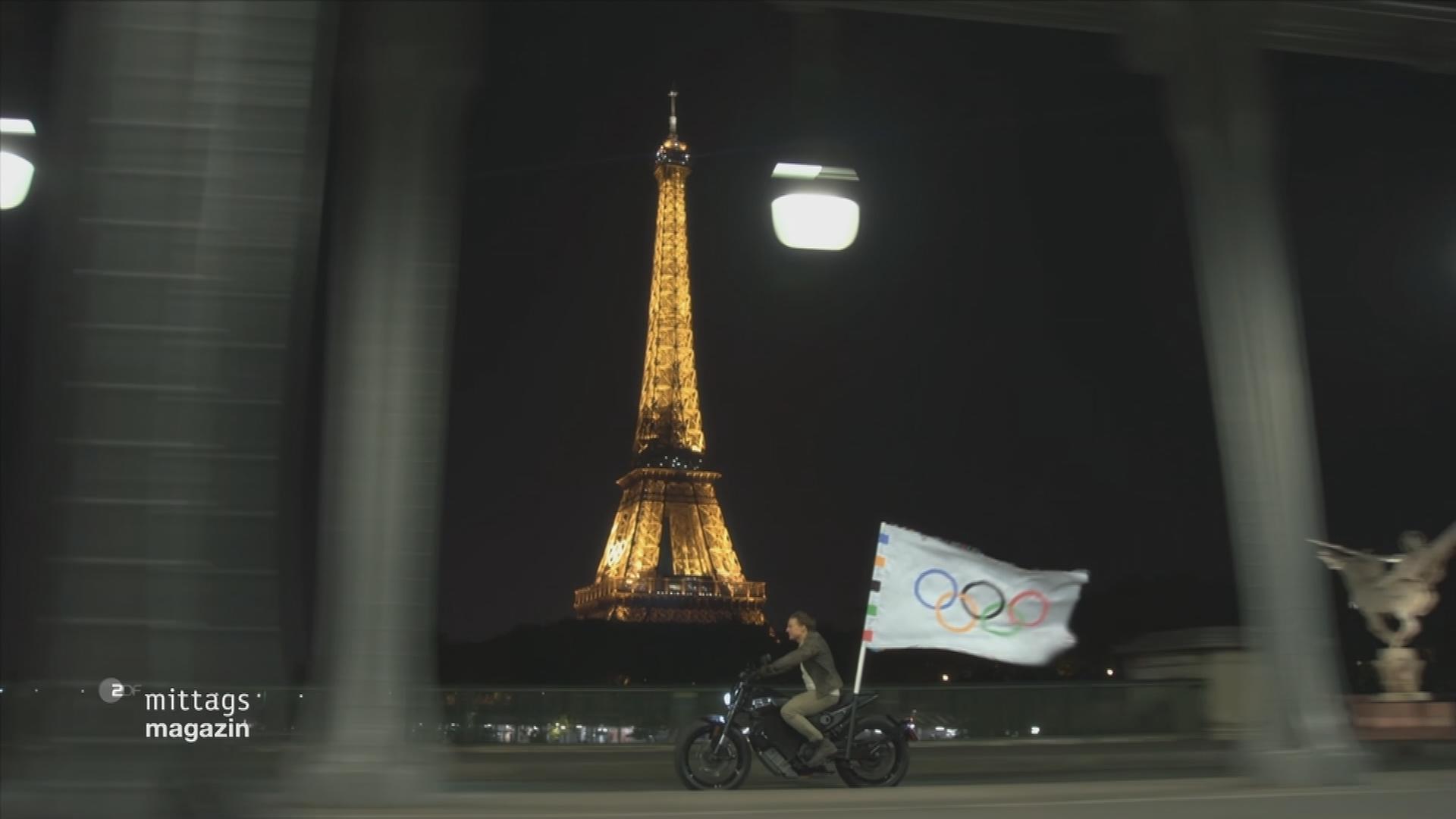 Eiffeltum und Olympische Fahne 