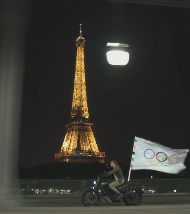 Eiffeltum und Olympische Fahne 