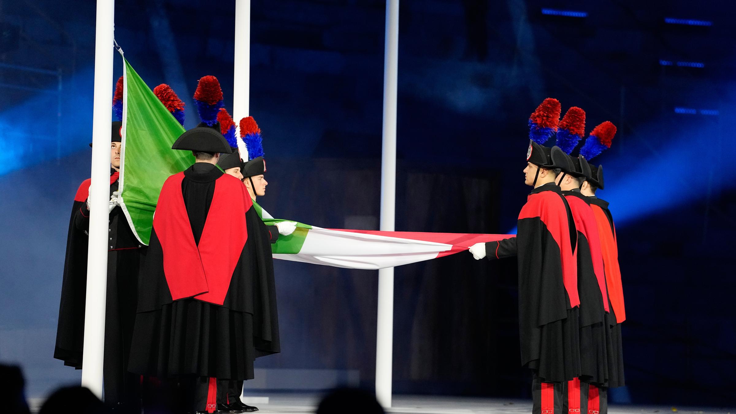 Bei der Abschlusszeremonie der Olympischen Winterspiele 2026 in Verona wird die italienische Flagge gehisst.