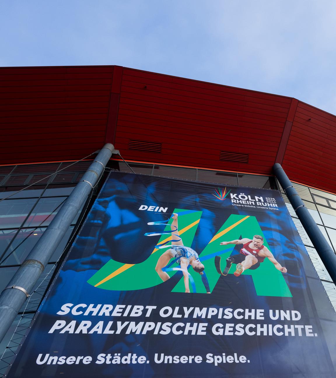 Ein Plakat z Start der Kampagne für die Bewerbung der Region Rhein-Ruhr, mit Köln als "Leading City", um Olympische und Paralympische Spiele am 19.01.2026 an der Lanxess-Arena.