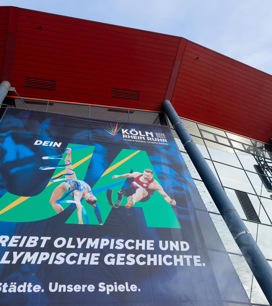 Ein Plakat mit dem Schriftzug Ja hängt beim Start der Kampagne für die Bewerbung der Region Rhein-Ruhr, mit Köln als "Leading City", um Olympische und Paralympische Spiele an der Lanxess-Arena