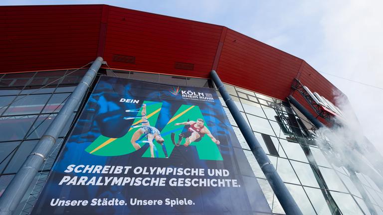 Ein Plakat mit dem Schriftzug Ja hängt beim Start der Kampagne für die Bewerbung der Region Rhein-Ruhr, mit Köln als "Leading City", um Olympische und Paralympische Spiele an der Lanxess-Arena