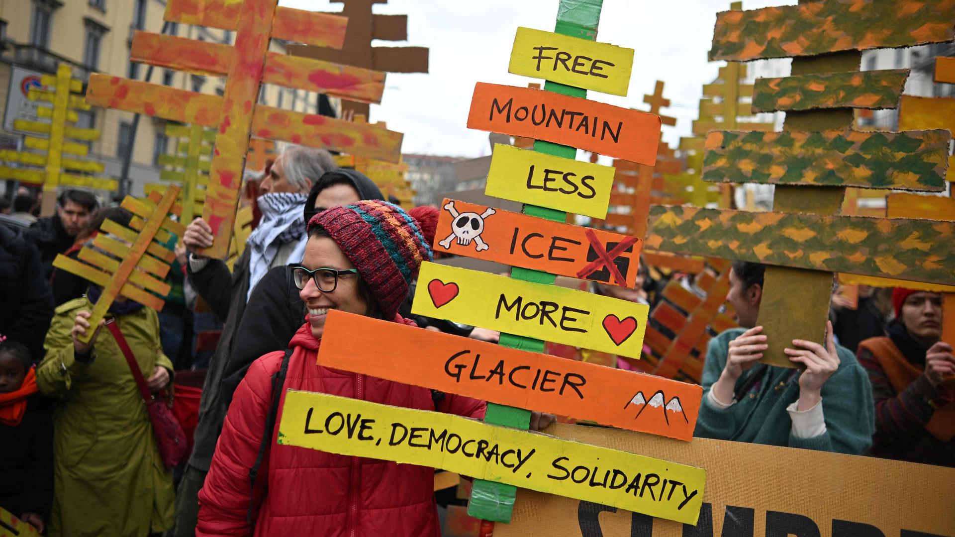 Ein Protestschild trägt die Aufschrift: "Free mountain, less ICE, more glacier - love, democracy, solidarity"