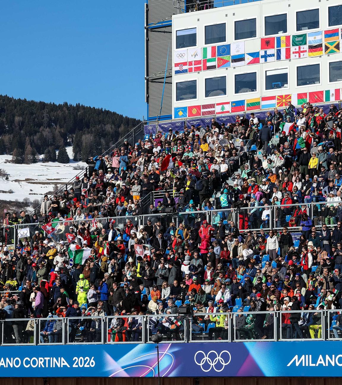 Man sieht eine volle Tribüne bei den Olympia Spielen
