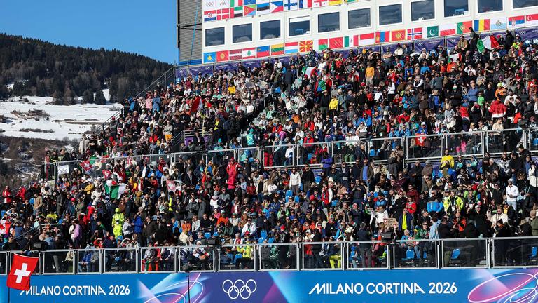 Man sieht eine volle Tribüne bei den Olympia Spielen