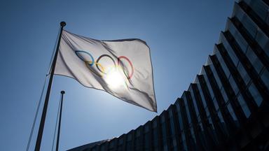 Olympische Flagge in Lausanne weht bei strahlendem Sonnenschein