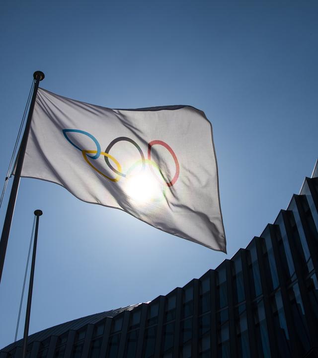Olympische Flagge in Lausanne weht bei strahlendem Sonnenschein