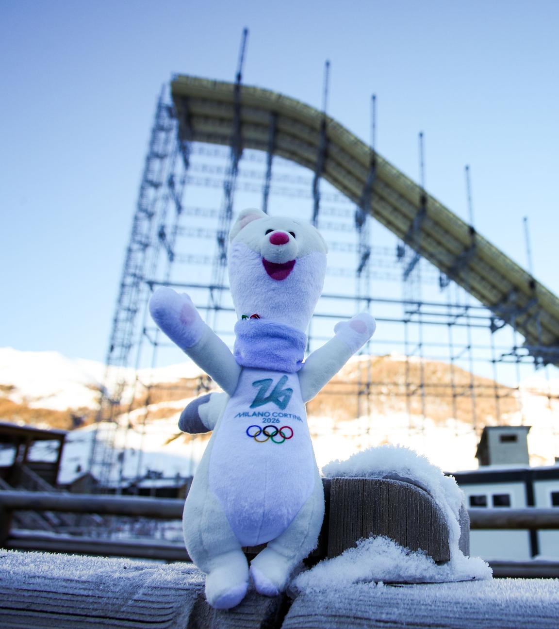 Italien, Olympia: Maskottchen Tina in Livigno, Austragungsort der Wettbewerbe fuer Snowboard, vor der Big-Air-Rampe