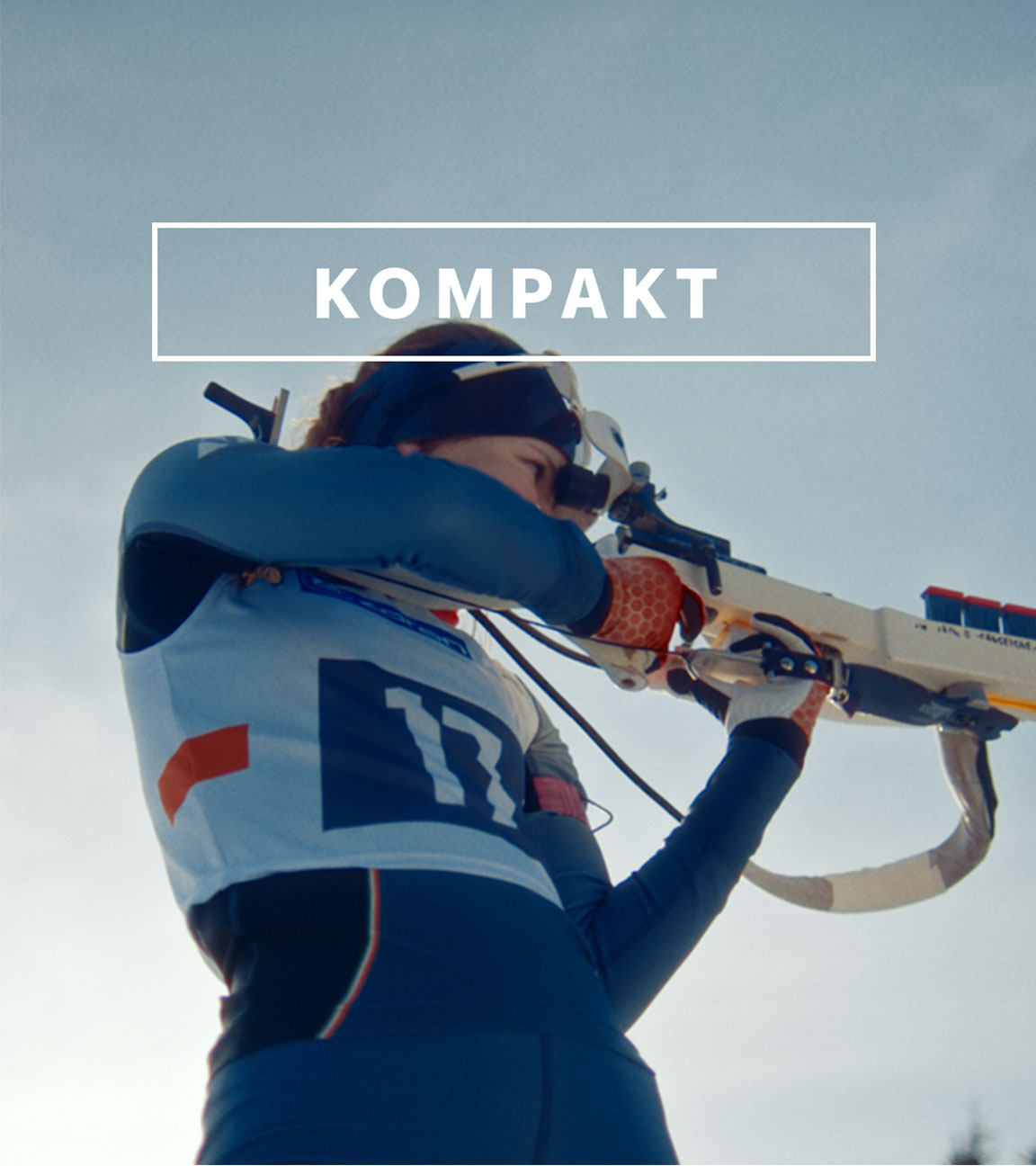 Das Wintersport "KOMPAKT"- Logo vor Biathlon-Athletin am Schießstand