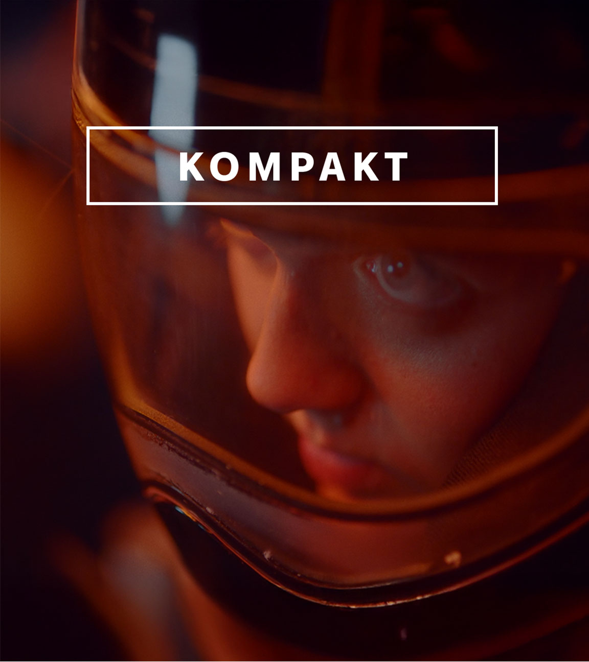 Das Wintersport "KOMPAKT"- Logo vor Athletin mit Helm