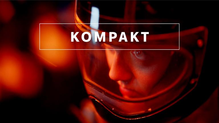 Das Wintersport "KOMPAKT"- Logo vor Athletin mit Helm