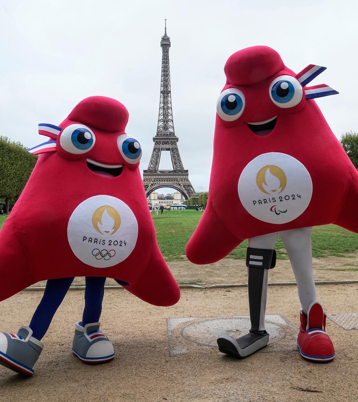 Zwei Maskottchen für die Olympischen Spiele in Paris 2024 vor dem Eiffelturm.