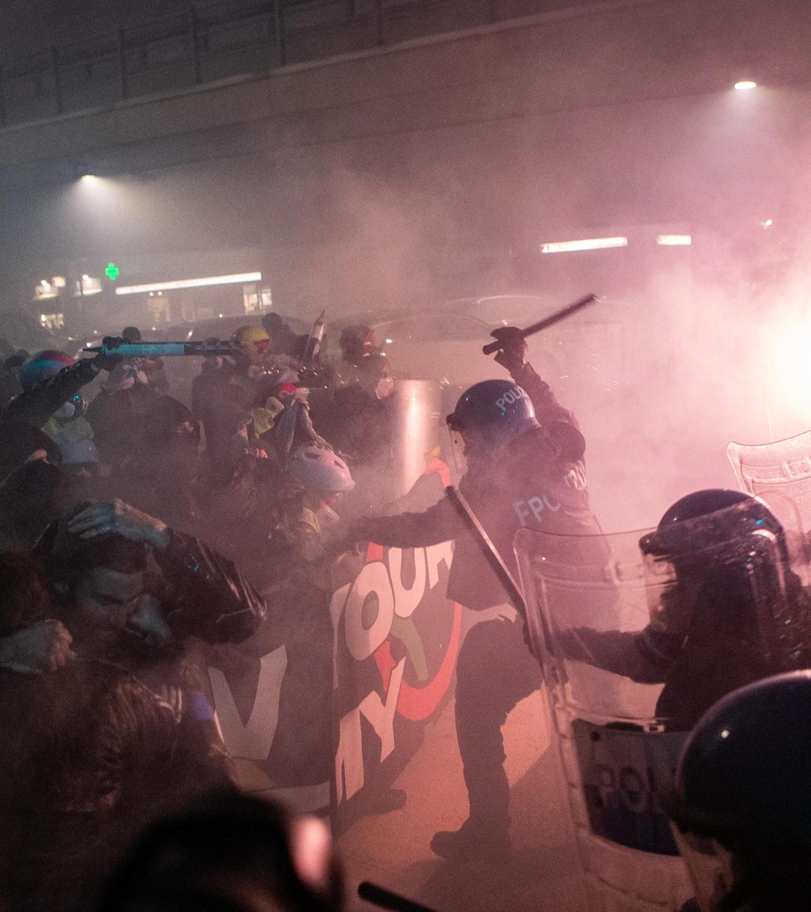 Demonstranten und Polizisten geraten aneinander.