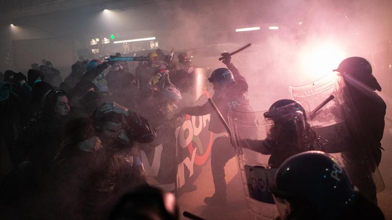 Demonstranten und Polizisten geraten aneinander.